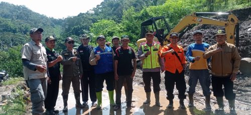 RAPI Lokal 10 Wilayah 14 Talegong Garut Gercep Bantu Bersihkan Material Lumpur Longsor&nbsp;Ciwaru