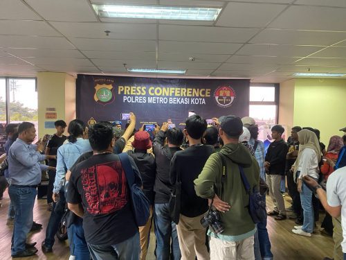 Satreskrim Polres Metro Bekasi Kota Gelar Ungkap Kasus Pelaku Begal Sepeda Motor Dan Perampasan HP