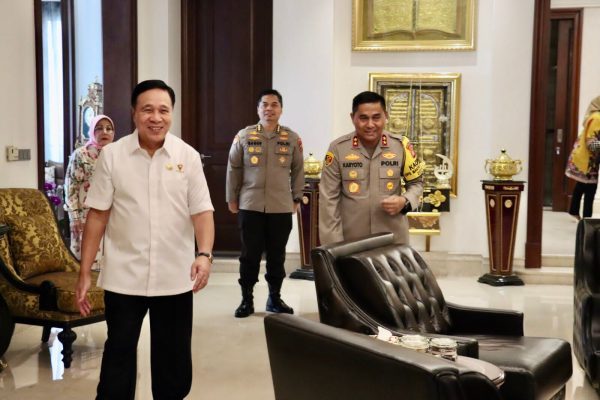 Pererat Silaturahmi Kapolda Metro Jaya Kunjungi Mantan Kapolri Jenderal Pol (Purn) Drs. Bambang Hendarso&nbsp;Danuri