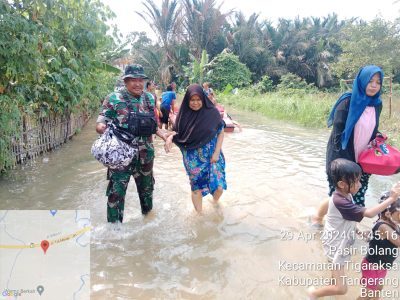 Seperti Keluarga Sendiri, Babinsa Peltu Jumadi Evakuasi Warga Terdampak&nbsp;Banjir