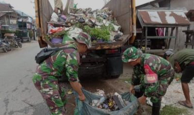 Karya Bakti Babinsa Matraman Bersama Petugas Kebersihan dan PPSU Angkat Tumpukan&nbsp;Sampah