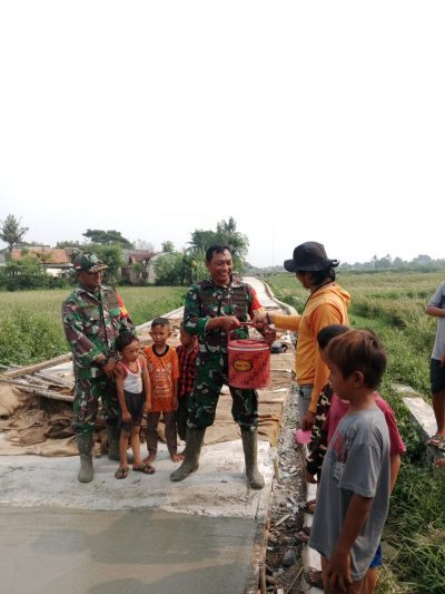 Warga Suguhkan Minuman Segar, Satgas TMMD Pelepas Dahaga Di Panas Teriknya&nbsp;Matahari